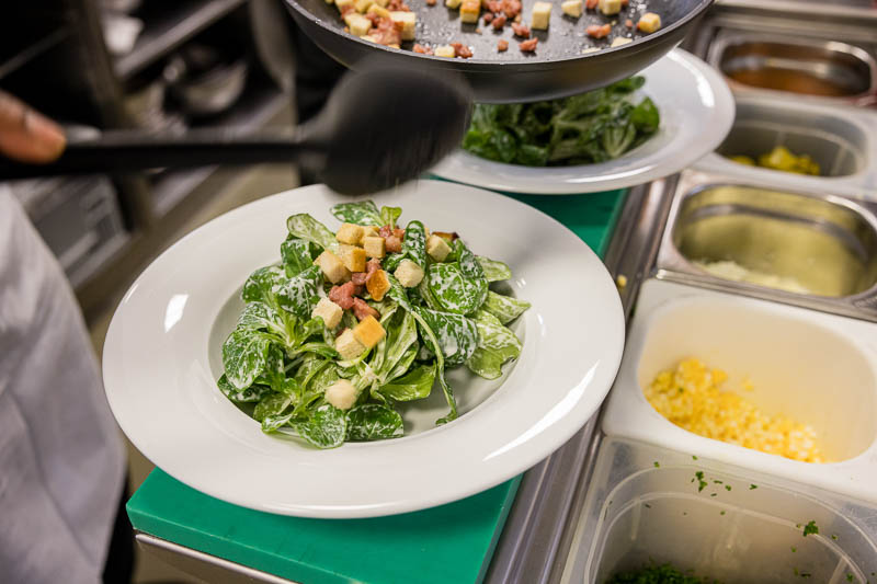 Anrichten Salat