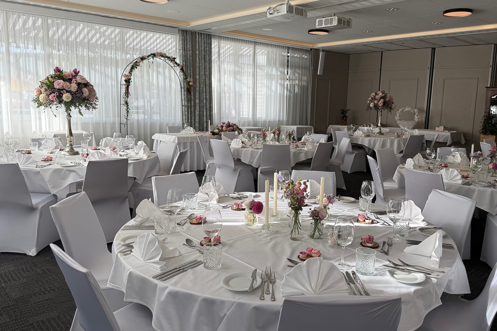 Für Hochzeit gedecktes Bankett