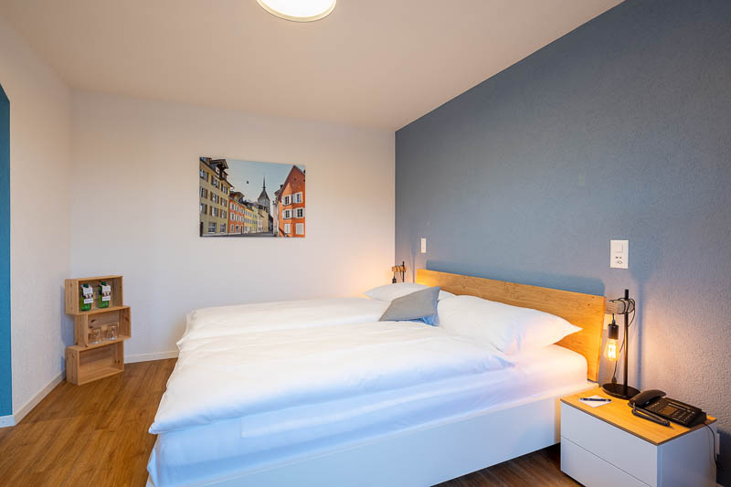 Hotelzimmer mit blauer Wand