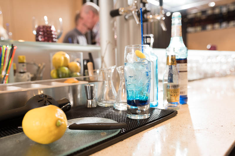 Blaues Getränk auf Bar